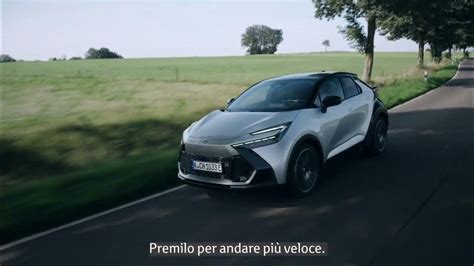 Toyota Hybrid in fase di ricarica rigenerativa (rappresentazione grafica)