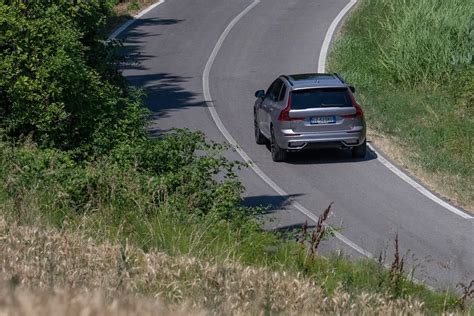 Una strada panoramica con un'auto Volvo moderna