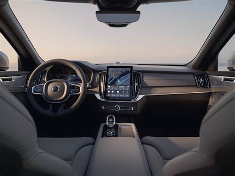 Interni di un'auto Volvo con display digitale