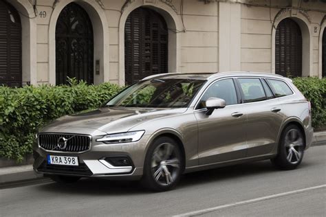 Volvo V60 in movimento su strada