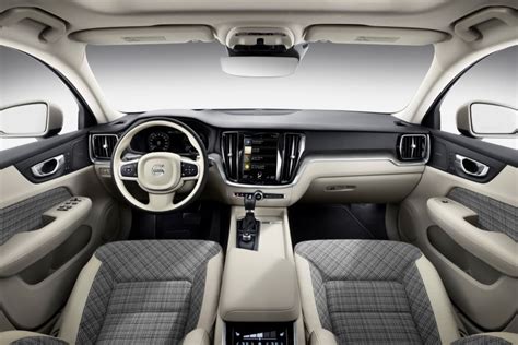 Interni Volvo V60 con plancia minimalista