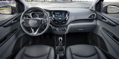 Interno Opel Karl con display infotainment