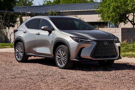 Lexus NX esterna con linee tese