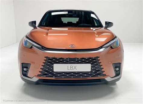 Lexus LBX frontale e calandra a clessidra