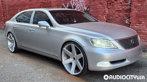 Lexus LS in strada