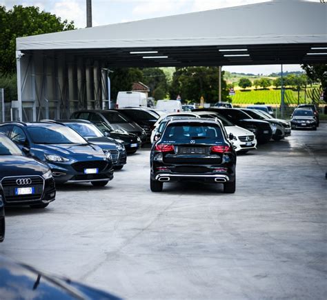 concessionaria auto con auto in esposizione