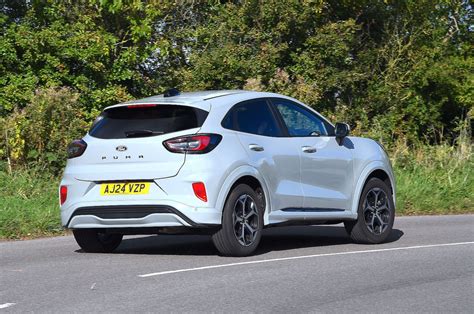 Ford Puma ST-Line bianca su strada