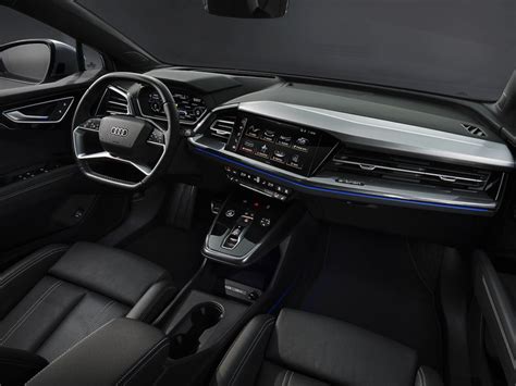 Interni Audi Q4 Sportback e-tron con cruscotto digitale