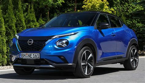 Nissan Juke Hybrid di profilo