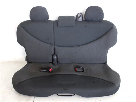 Interno Toyota Yaris Verso con sedili posteriori ripiegati