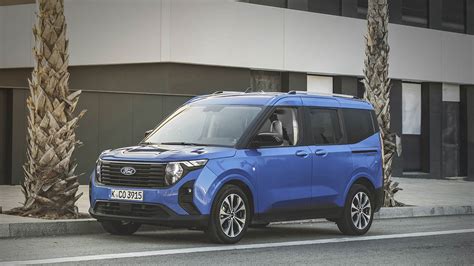 Ford Tourneo Courier in un paesaggio avventuroso