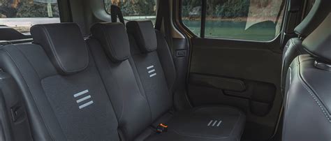 Interni spaziosi e versatili del Ford Tourneo Courier con sedili posteriori abbattuti