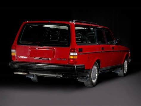 Volvo 245 Polar rossa con interni in tessuto