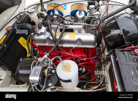 Dettaglio del vano motore di una Volvo 240