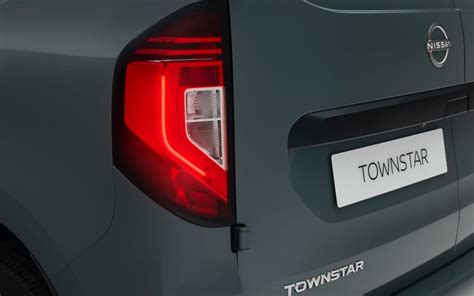 Dettaglio del frontale della Nissan Townstar elettrica con logo retroilluminato