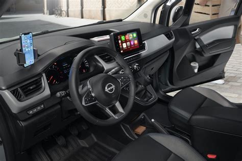 Interni del Nissan Townstar con display infotainment