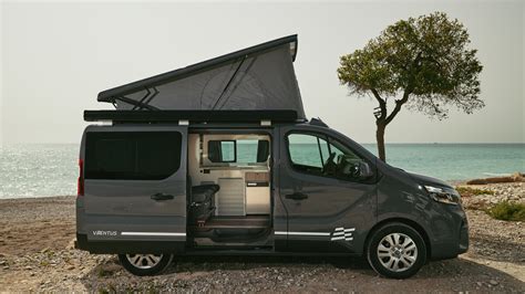 Dettaglio della cucina modulare nel Nissan Townstar Ventus