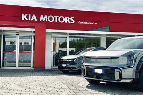 Concessionaria Kia con auto Km 0 in esposizione