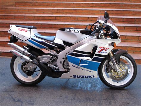 Suzuki RGV 250 in curva