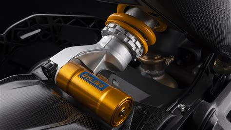Dettaglio di un ammortizzatore Öhlins montato su una moto