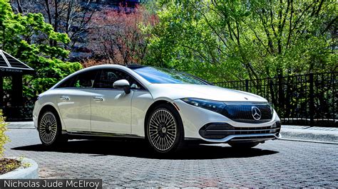 Mercedes-Benz EQS in fase di ricarica