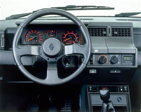Renault Super 5 interior dashboard