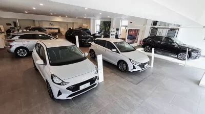 Interno di una concessionaria auto moderna con diversi modelli esposti