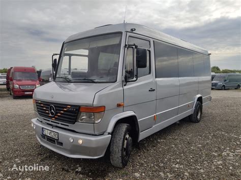 Gruppo di persone che sale su un pulmino Mercedes-Benz Vito