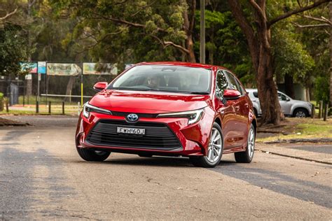 Toyota Corolla Hybrid in primo piano con enfasi sul design anteriore