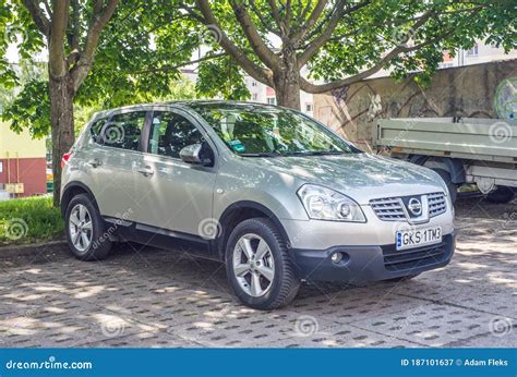 Nissan Qashqai parcheggiata in un contesto urbano