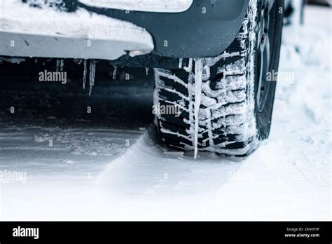 Pneumatico invernale con neve su una strada