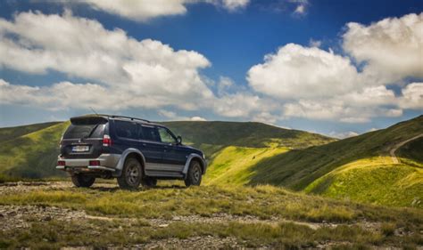 Nissan X-Trail in viaggio su strada di montagna