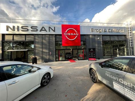 Concessionaria Nissan con esposizione X-Trail