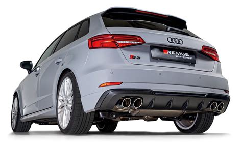 Audi S3 posteriore con scarico sportivo
