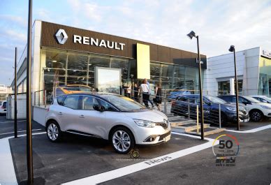 Concessionaria Renault con diversi modelli di auto in esposizione