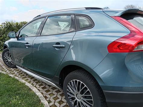 Volvo V40 Cross Country su strada sterrata