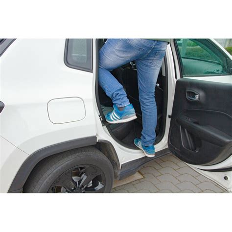 Accessorio gradino per portiera auto agganciato a una portiera di un SUV