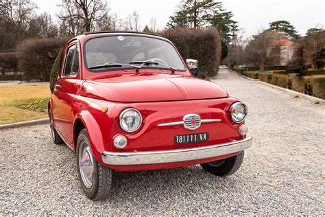 Fiat 500 d'epoca con batteria in primo piano