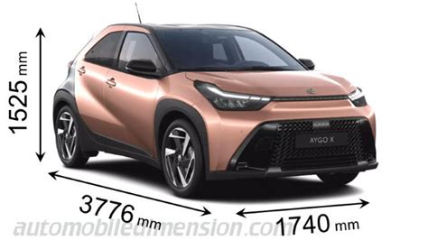 Vista laterale della Toyota Aygo con le sue dimensioni evidenziate