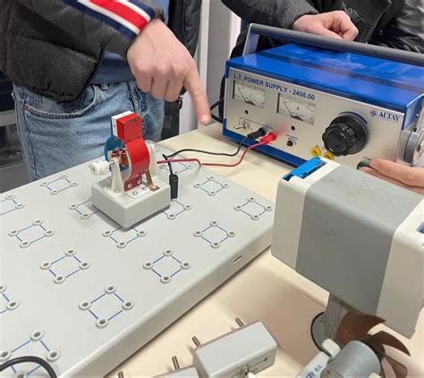 Studenti impegnati in attività di laboratorio sui motori