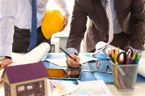 Ingegneri al lavoro su un progetto di veicolo da competizione
