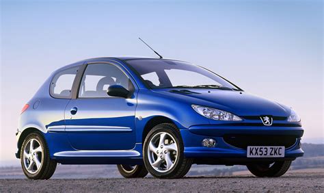 Peugeot 206 hatchback blu in strada
