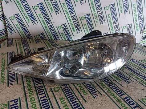 Dettaglio del faro anteriore della Peugeot 206