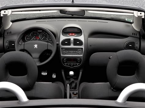 Interni della Peugeot 206 con plancia tondeggiante