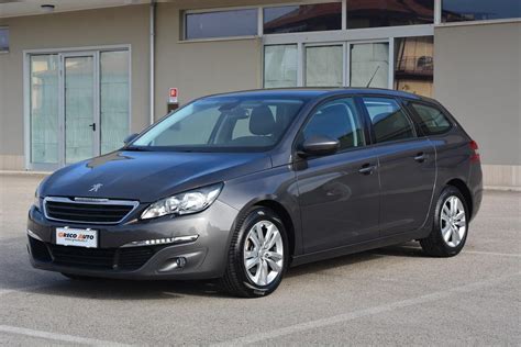 Peugeot 206 SW di colore grigio parcheggiata