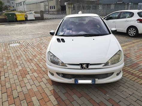 Peugeot 206 Sedan di colore bianco