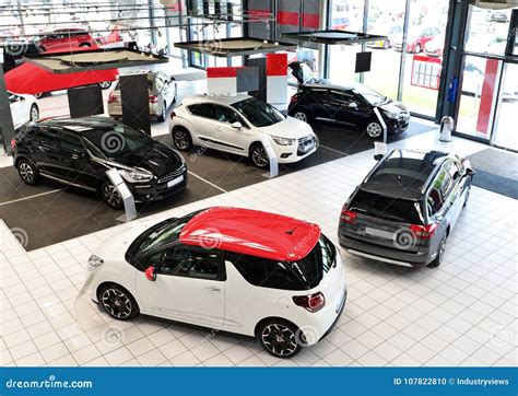 Auto nuove in esposizione in un concessionario