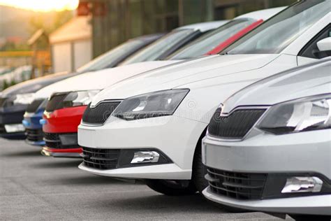 Diverse marche di auto a Km 0 parcheggiate in un piazzale