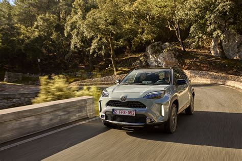 Toyota Yaris Cross AWD-i in azione su strada sterrata