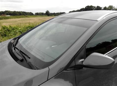 Una Peugeot moderna con una fascia parasole personalizzata sul parabrezza